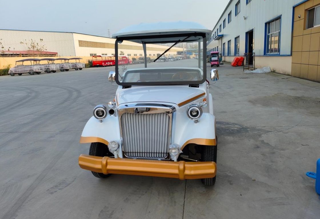 Auto elettrica d'epoca Il classico carrello da golf per il trasporto di piccoli gruppi