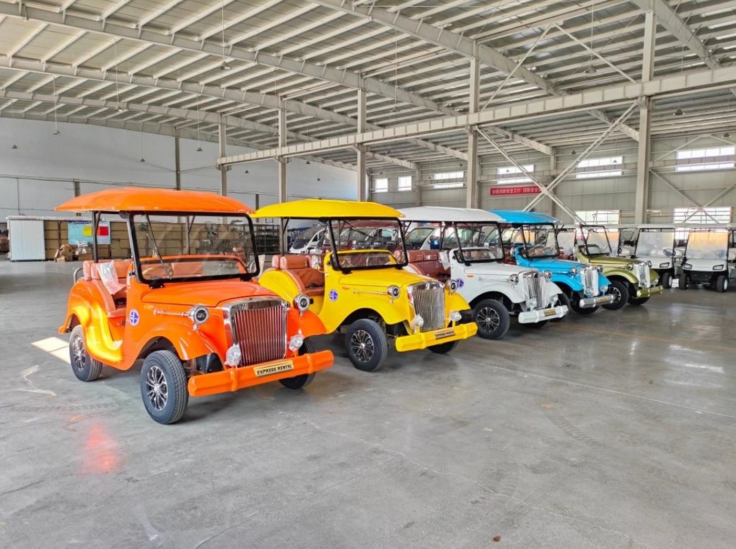 Auto elettrica d'epoca Il classico carrello da golf per il trasporto di piccoli gruppi