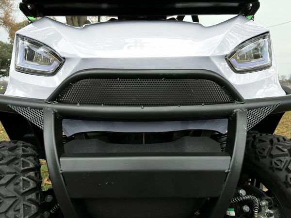 Chariot de golf électrique de luxe Blanc compact et écologique Conçu avec des sièges confortables Des pneus durables Pratique pare-brise et ombrelle Parfait pour les terrains de golf Les stations balnéaires et les communautés privées