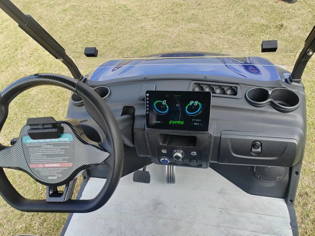 Carrinho de golfe de quatro lugares azul profundo luxuoso confortável perfeito para lazer ao ar livre