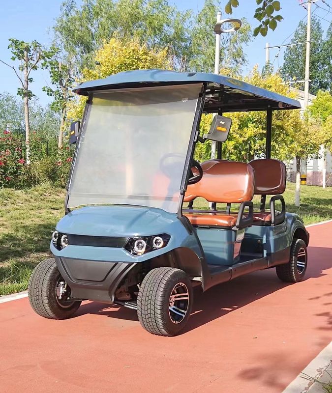 Kereta golf empat kursi yang tahan lama ini, yang digerakkan oleh motor yang sangat efisien, dengan mudah menempuh lereng..