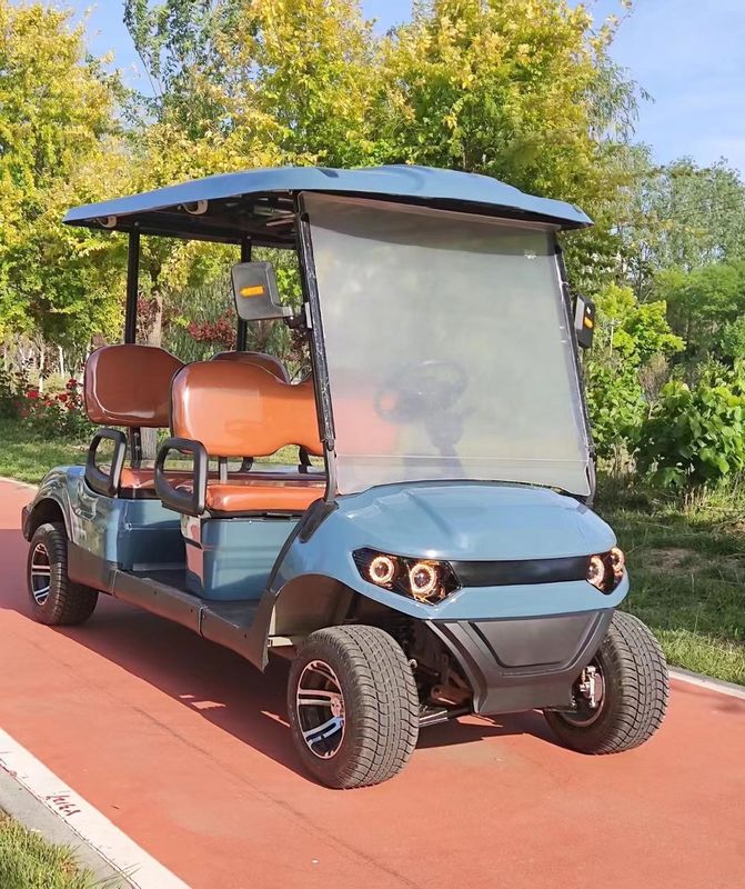 Kereta golf empat kursi yang tahan lama ini, yang digerakkan oleh motor yang sangat efisien, dengan mudah menempuh lereng..