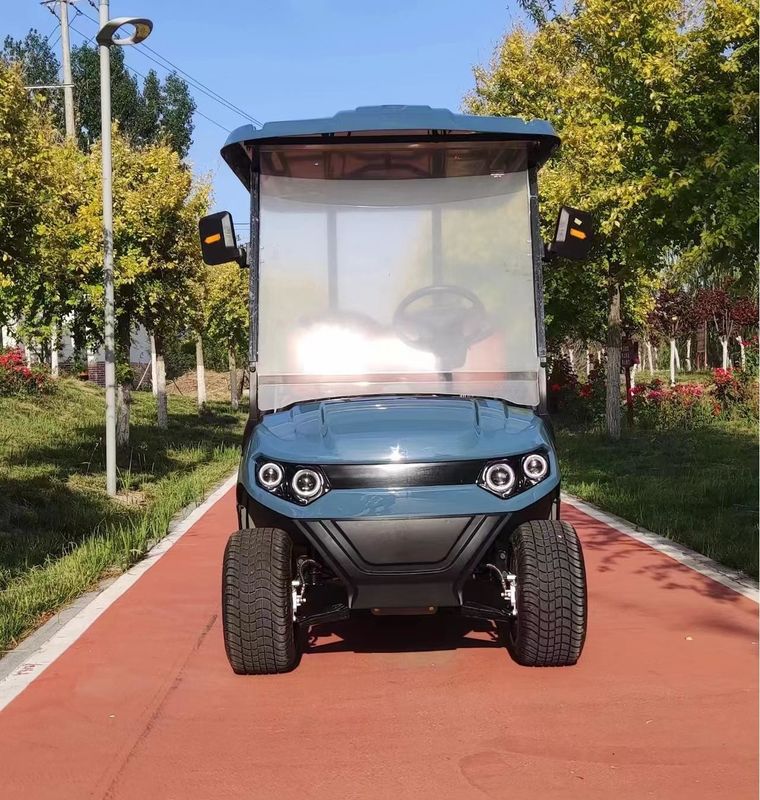 Kereta golf empat kursi yang tahan lama ini, yang digerakkan oleh motor yang sangat efisien, dengan mudah menempuh lereng..