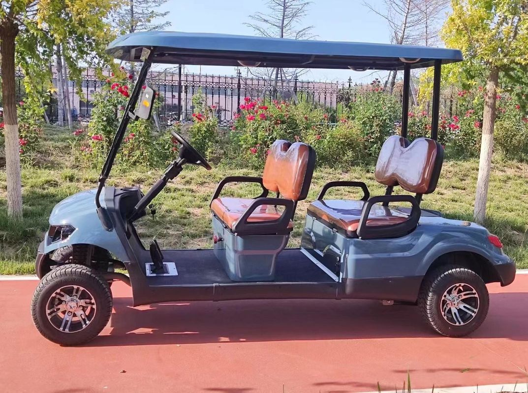 Kereta golf empat kursi yang tahan lama ini, yang digerakkan oleh motor yang sangat efisien, dengan mudah menempuh lereng..