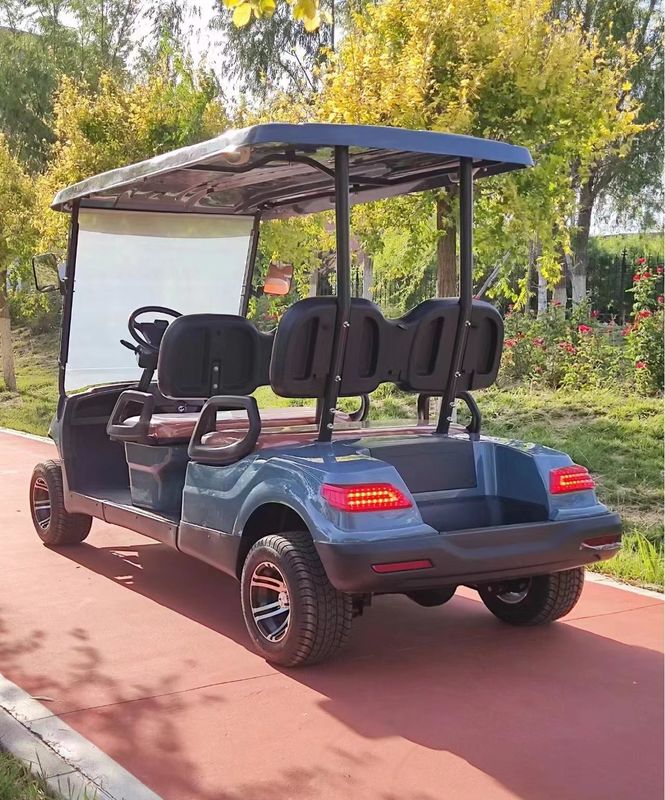 Kereta golf empat kursi yang tahan lama ini, yang digerakkan oleh motor yang sangat efisien, dengan mudah menempuh lereng..