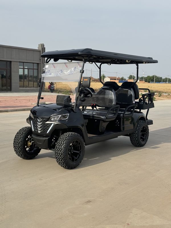 Carrinho de golfe de luxo de 4 + 2 lugares preto elétrico fora de estrada Bateria de lítio equipada com pneus fora de estrada de 14 polegadas
