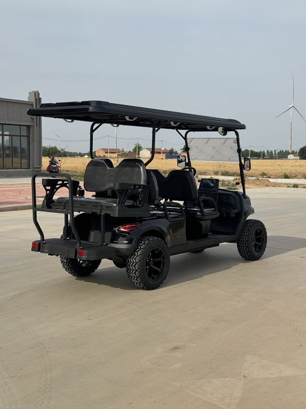 Carrinho de golfe de luxo de 4 + 2 lugares preto elétrico fora de estrada Bateria de lítio equipada com pneus fora de estrada de 14 polegadas