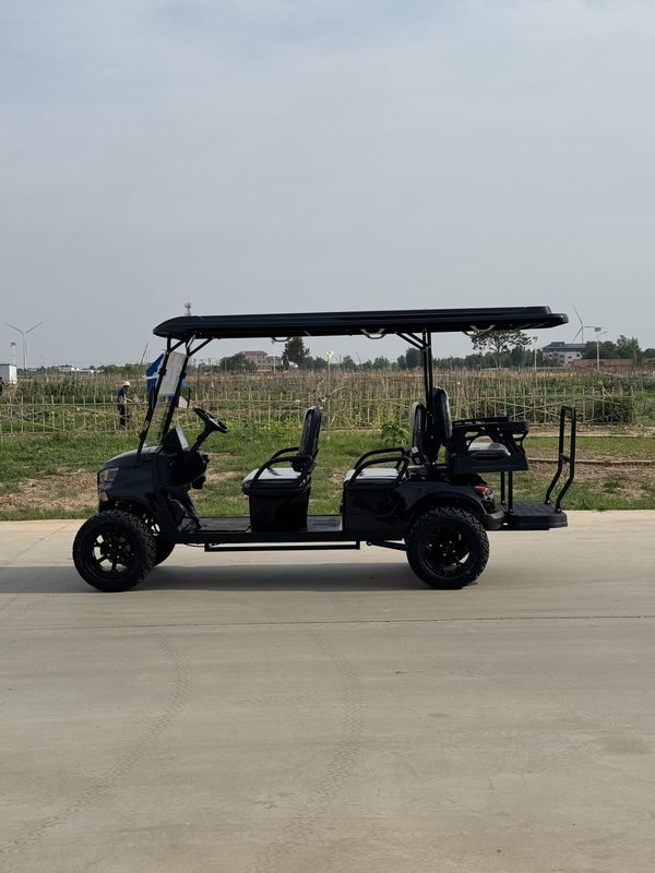 Carrinho de golfe de luxo de 4 + 2 lugares preto elétrico fora de estrada Bateria de lítio equipada com pneus fora de estrada de 14 polegadas