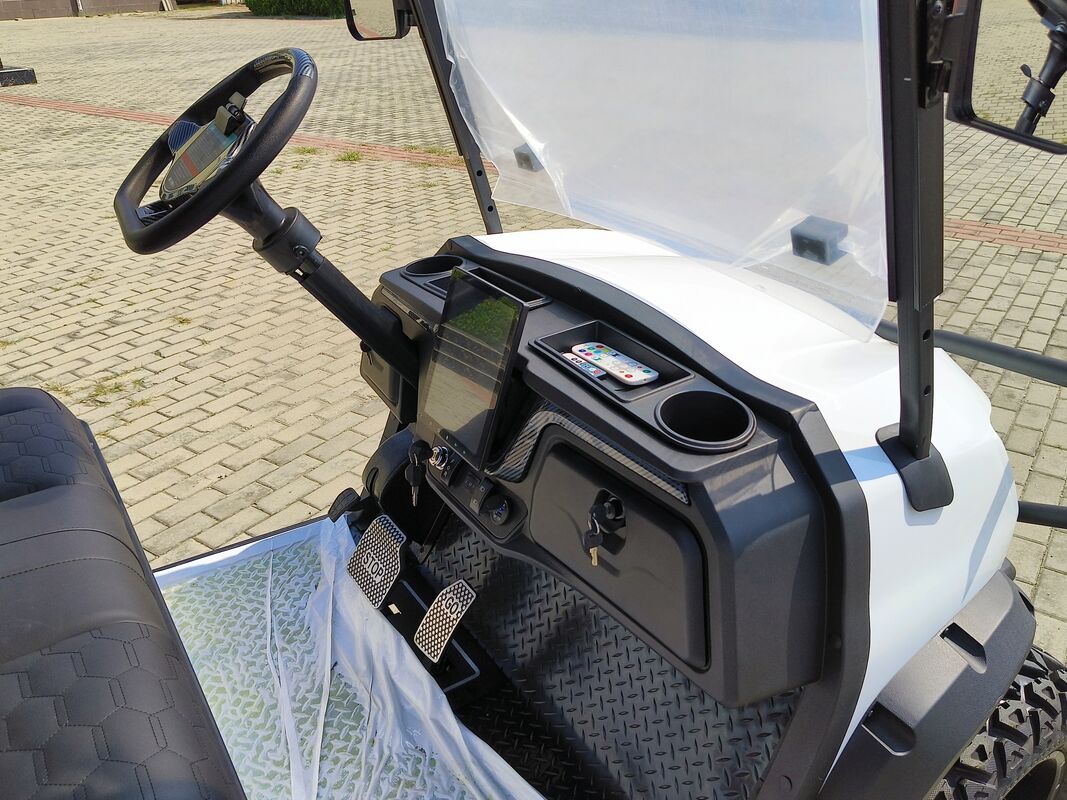 EV Golf Cart Powered by 5Kw Motor 48V 150Ah LiFePO4 Battery IP65 Waterproof Perfect for Outdoor Transportation Needs