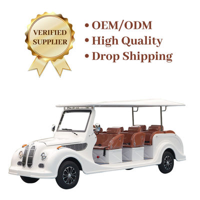 سيارة كلاسيكية ذات طراز ريترو بيضاء ذات طراز صافي رحلة تذوق على طريق غروب الشمس